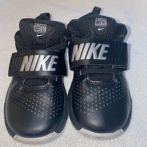 Nike Team Hustled D8 Black/Metallic Silver-White Sneakers
